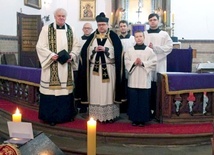 Duchowni z asystą po zakończonej liturgii żałobnej.
