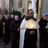 ▲	Podczas liturgii przez bazylikę przeszła procesja ze świecami gromnicznymi. 