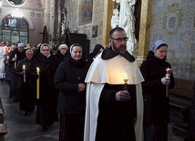 ▲	Podczas liturgii przez bazylikę przeszła procesja ze świecami gromnicznymi. 