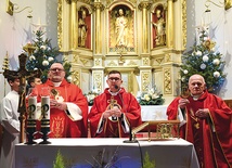 Relikwiarz podarował parafii ks. Piotr Grzegorzek (w środku).