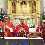 Relikwiarz podarował parafii ks. Piotr Grzegorzek (w środku).