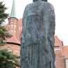 	Pomnik przed katedrą we Fromborku.