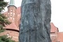 	Pomnik przed katedrą we Fromborku.