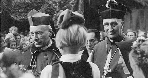 	Prymas Stefan Wyszyński (z lewej), choć uważał wymuszony przez władze komunistyczne wybór ks. Cymanowskiego (z prawej) na wikariusza kapitulnego za nieważny, szanował duchownego, uznając, że „nie poprowadzi kapłanów na niewłaściwe drogi”. 