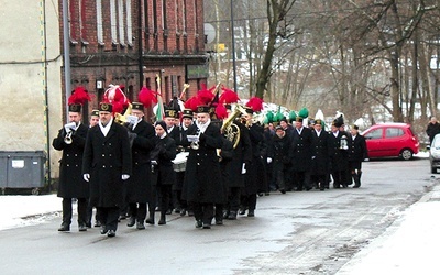 Przemarsz z orkiestrą z kościoła do nekropolii.