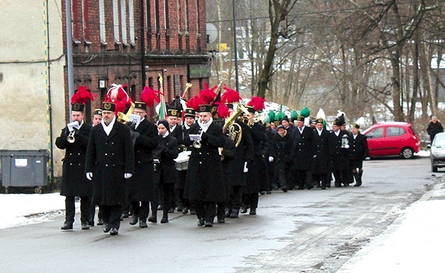 Przemarsz z orkiestrą z kościoła do nekropolii.