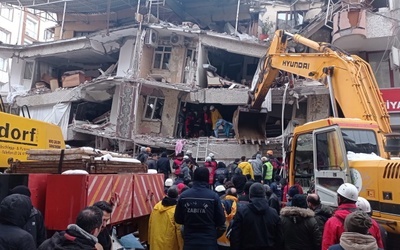 Turcja: Uwięzieni pod gruzami zamieszczają w mediach nagrania z prośbą o pomoc