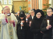▲	Biskup Dajczak błogosławi zgromadzone w świątyni siostry zakonne.