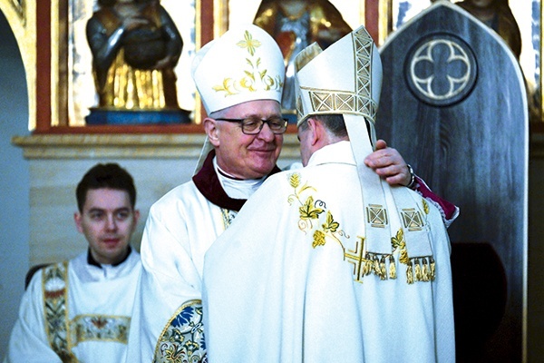 ▲	Bp Edward Dajczak i bp Zbigniew Zieliński w chwilę po ogłoszeniu decyzji Stolicy Apostolskiej.
