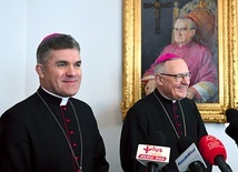 ▲	Bp Zbigniew Zieliński i bp Edward Dajczak podczas spotkania  z mediami. W tle portret pierwszego biskupa koszalińsko- -kołobrzeskiego Ignacego Jeża.