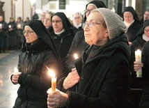 Liturgię rozpoczął obrzęd pobłogosławienia świec.