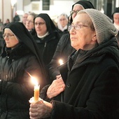 Liturgię rozpoczął obrzęd pobłogosławienia świec.