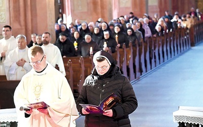 ▲	Przedstawiciele męskich i żeńskich zgromadzeń zakonnych podziękowali za dar powołania i odnowili swoje śluby.