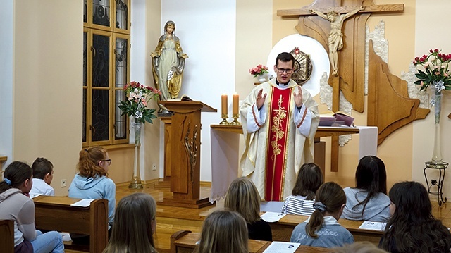 ▲	Ks. Łukasz Basisty w czasie Mszy św. dla dzierżoniowskiego oratorium.