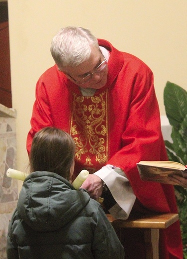 ▲	Ks. Wiesław Walendzik udzielający wiernym specjalnego błogosławieństwa. 