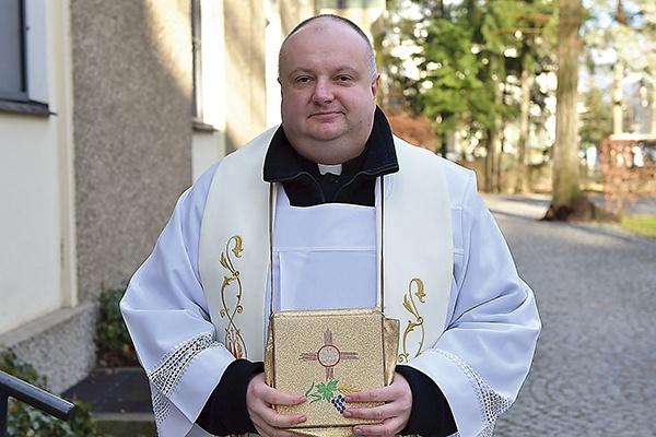 Kapelan hospicjum i wikariusz parafii pw. Najświętszego Zbawiciela w Zielonej Górze.