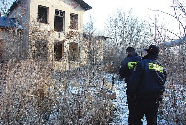 W mroźne dni strażnicy miejscy i policjanci patrolują miejsca, w których mogą przebywać osoby bezdomne.