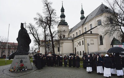 Diecezjalne obchody rozpoczęły się modlitwą przy pomniku św. Jana Pawła II. 