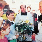 Ustanowienie tego dnia to zasługa św. Jana Pawła II. Na zdjęciu wizyta w olsztyńskim szpitalu dziecięcym w 1991 r.