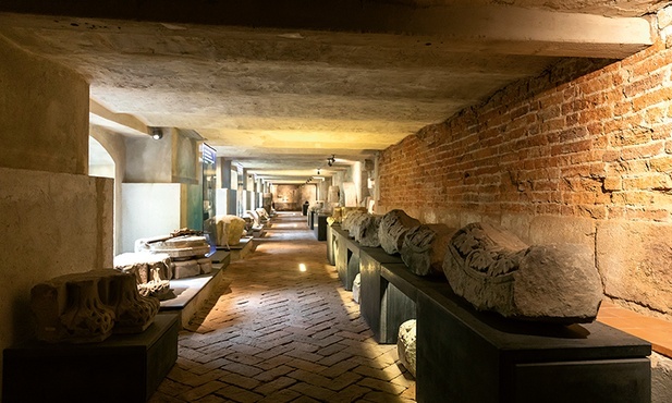 Podziemna trasa wśród archeologicznych znalezisk.