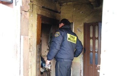 W trakcie zimy strażnicy miejscy i policjanci patrolują miejsca, w których mogą przebywać osoby bezdomne.