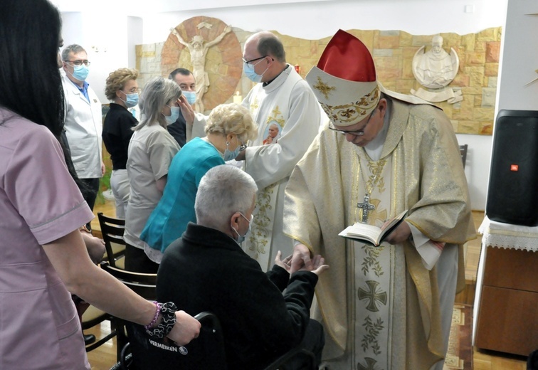 Udzielanie sakramentu namaszczenia chorych.