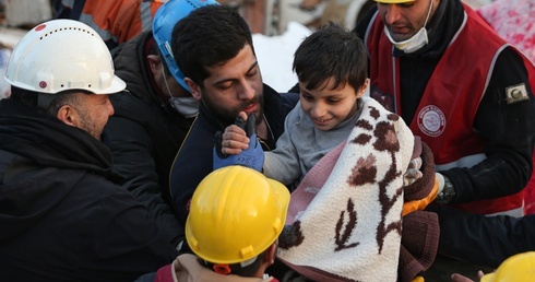 Turcja: Nastoletni chłopiec uratowany spod gruzów po 94 godzinach od trzęsienia ziemi