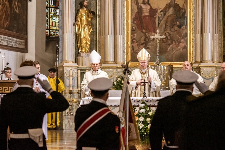 W liturgii uczestniczyli m.in. przedstawiciele służb mundurowych i ludzie morza.