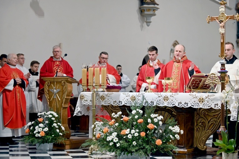 Ks. Krzysztof Herbut przy ołtarzu w czasie lutowej Mszy św. z modlitwą o uzdrowienie.