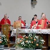 Ks. Krzysztof Herbut przy ołtarzu w czasie lutowej Mszy św. z modlitwą o uzdrowienie.