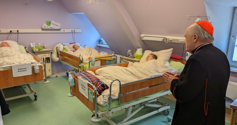 Kard. Nycz w hospicjum: Swoje cierpienie łączcie z ofiarą Chrystusa