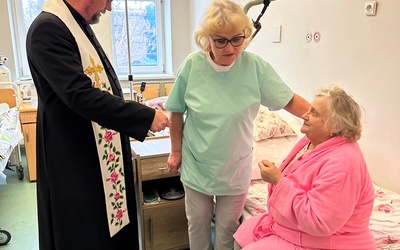 W Głownie w Dniu Chorego kapłani modlili się za cierpiących w kaplicy i przy łóżkach pacjentów. 