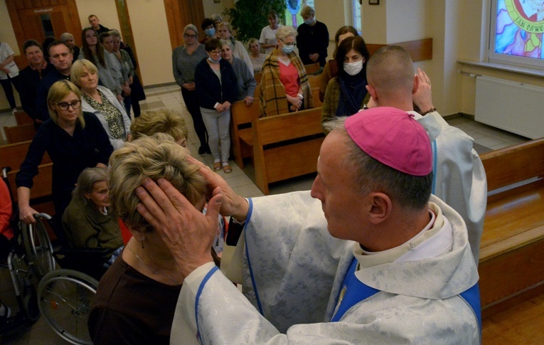 Sakrament namaszczenia chorych w szpitalu na radomskim Józefowie.