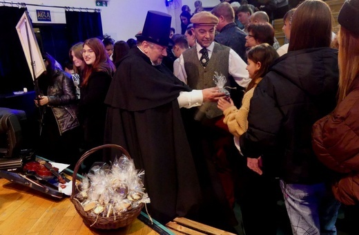 Ebenezer Scrooge i inni - nauczyciele bielskiego gastronoma na scenie