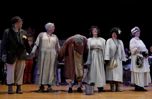 Ebenezer Scrooge i inni - nauczyciele bielskiego gastronoma na scenie