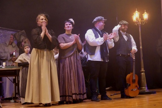 Ebenezer Scrooge i inni - nauczyciele bielskiego gastronoma na scenie