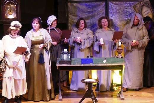 Ebenezer Scrooge i inni - nauczyciele bielskiego gastronoma na scenie