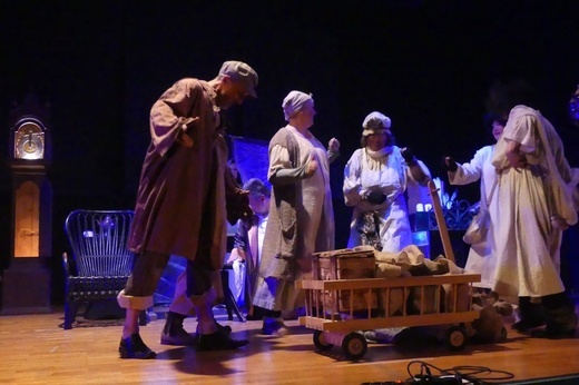 Ebenezer Scrooge i inni - nauczyciele bielskiego gastronoma na scenie