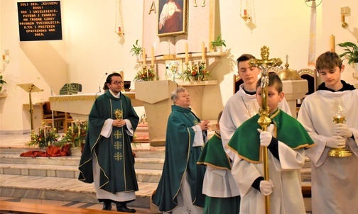 Ks. Sławomir Pietraszko, który wprowadził relikwie Prymasa Tysąclecia i ks. proboszcz Władysław Sporek podczas liturgii w Słotwinie.