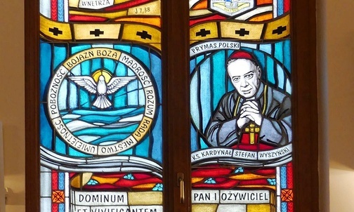 Zaprojektowany przez ks Mieczysława Grabowskiego witraż poświęcony kard. Stefanowi Wyszyńskiemu.