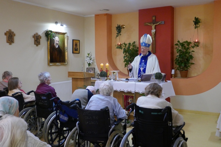 Obchody święta chorych rozpoczęła wspólna Msza św. w miejscowej kaplicy.