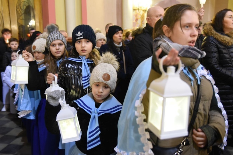 Dziewczęta z DSM na procesji różańcowej do Groty Matki Bożej.