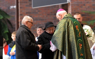 Przedstawiciele świdnickiego koła Związku Sybiraków podziękowali biskupowi za wieloletnie wsparcie.