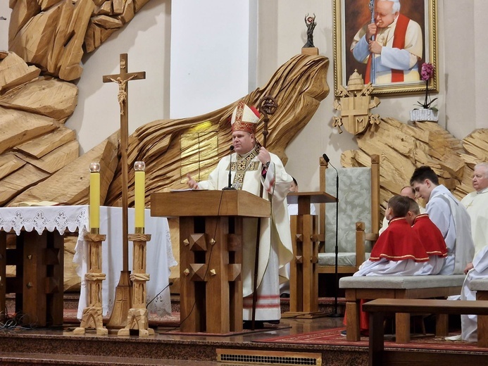 Biskup odwiedził chorych w domach