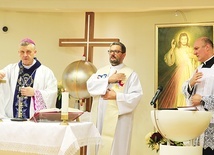 Eucharystia w szpitalnej kaplicy. 