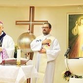 Eucharystia w szpitalnej kaplicy. 