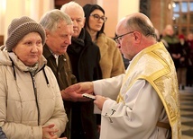 Ks. Zbigniew Jurasz z chorymi w kęckim sanktuarium.