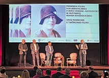 Reżyser Adam Kraśnicki (pierwszy z prawej) wraz z ekipą po premierowej projekcji.