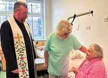 W Głownie kapłani modlili się za cierpiących w kaplicy i przy łóżkach pacjentów.