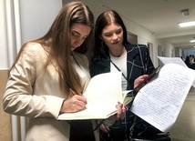 	Studentki przed egzaminem teoretycznym.